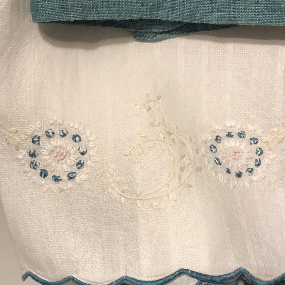 Linen Hand Towels vintage Embroidered Pair